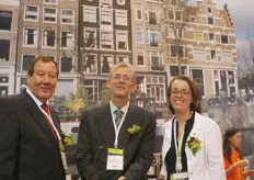 In de Holland Fresh Group Stand: Willem Baljeu, Robert Schuudeboom (de Nederlandse consul) en de landbouwattaché in China Gabrielle Nuytens