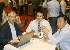 Willem Kokkeel en Mike Su met rechts de vertegenwoordiger van Jin Jin China