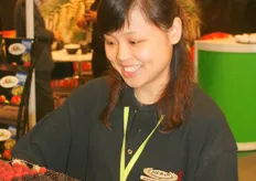 Een ondeugend Chinees meisje liet de bezoekers Nero zachtfruit proeven