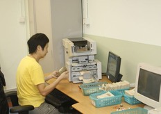 De verkopen van alle op de markt gevestigde handelaren wordt doorgegeven aan de administratie. Zij zorgen ervoor de de handelaar binnen 48 uur zijn geld heeft -10% commissie