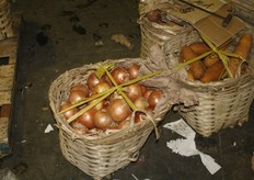 Uien en wortelen in manden