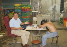 "Willem Baljeu ging zoals gebruikelijk in onderhandeling. Echter deze was "moeizaam". De man wilde niet met zijn gezicht op de foto. Hij zat tegenover een lege fauteuil en Willem kon het natuurlijk niet laten!"