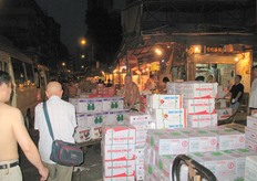 Deze fruitmarkt van Yaumatei is een doorgaande straat in Hong Kong. Deze gaat om 5.30 open tot 7.00 uur dan moet de weg weer berijdbaar zijn. Ger van Burik maakte deze vroege opnames