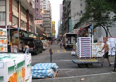 En om 7 uur ziet de straat er zo uit. Een agent gaat wel overal langs om pallets verder naar binnen te laten zetten