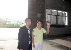 De directeur van het eigen kantoor van Denimpex in China samen met de directrice van het pakstation