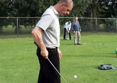 Een van de clinicleiders liet zien hoe je een golfbal hoog kunt houden. Volgens hem gemakkelijk om te kunnen als je lui bent en regelmatig ballen moet rapen.