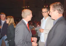 Luc Jansen en Rogier van de Slikke (Amcor) druk in gesprek met Gerard Korse.