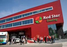 Op zaterdag 20 september werd het tomatenrode pand langs de rijksweg A20 ofwel het nieuwe verpakkings- en distributiecentrum van Red Star Trading officieel geopend.