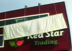Tijdens de opening van het nieuwe verpakkings- en distributiecentrum werd ook het nieuwe logo van Red Star Trading onthult. Iedereen bleef binnen terwijl Cor en Dirk gevolg door de cameraman naar het dak gingen en het logo onthulden.