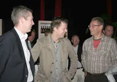 Mark Verhoef van DailyFresh (links) in gesprek met onder andere Piet van Marrewijk (rechts).