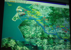 Op deze kaart is te zien waar de schepen zich bevinden. De kleurcodes geven aan om welke lading het gaat.