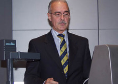 Dhr G.E. Dominguez verantwoordelijk voor de agrarische producten binnen het Havenbedrijf. Jaarlijks wordt 315 mln ton overgeslagen. 10% hiervan is agrarisch product. Jaarlijks wordt 1 mln ton verse groenten en fruit overgeslagen en 0,45 mln ton juices. De Rotterdamse haven kan 80% van de Europese markt binnen 24 uur worden beleverd.