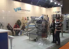 Marcel Wetemans en Mathieu Truijen van VH Verpakkingsmachines BV druk in de weer.
