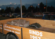 Traditionele kistjes achterin het vrachtwagentje.