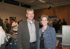 Een detaillist moet vandaag de dag nogal wat uit de kast halen om zich te onderscheiden van de supermarkt. Daarom trakteerde Rene Timmermans zijn klanten en andere geïnteresseerden op een unieke versshow. Op deze foto Rene Timmermans samen met zijn vrouw Laura.