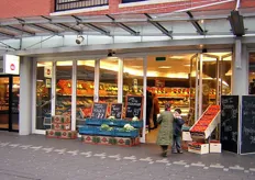 De groenten- en fruitspeciaalzaak van Rene Timmermans in winkelcentrum Heyhoef in Tilburg