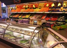 Mooie winkel met ook veel panklare groenten en salades uit eigen snijkeuken