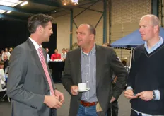 Eric Manneke in gesprek met Joop en Rene Vernooij.