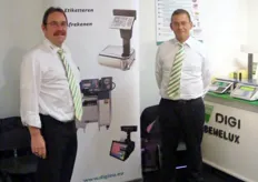 Mario Lutkehaus en Johan van Goor van Digi Nederland B.V. demonstreerden een nieuw kassa-systeem voorzien van camera.