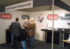 Hugo Bol van Berkel Equipment Nederland B.V. in gesprek met klanten.