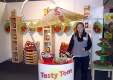 Tasty Ine met de proefzuil van Tasty Tom. Deze werd vorig jaar op Fresh Rotterdam al geintroduceerd, maar is vanaf nu dan echt verkrijgbaar.