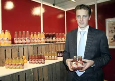 Jan Hennipman van Schulp Vruchtensappen toont appel-granaatappelsap in de nieuwe kleine flesjes.