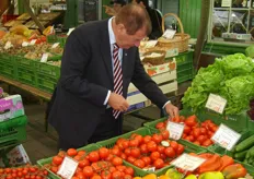 Willem Baljeu bekijkt tomaten op de Viktualienmarkt.
