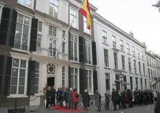 Op 9 oktober was nationale feestdag in Spanje en daarom werd er op de Spaanse ambassade aan de Lange Voorhout in Den Haag een grote receptie gegeven. Op deze foto een lange rij met genodigden.