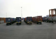Interne transporten van 5 containers lang.
