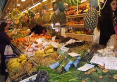 De ananassen hangen er vrolijk bij.