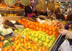 Vrijwel alle mandarijnen worden compleet met steel en blad aangeboden.