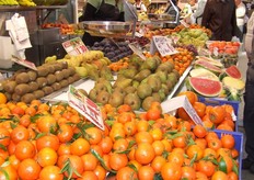 Ook hier gaan de mandarijnen weg voor nog net geen euro de kilo.