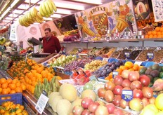 Let op de prachtige gedecoreerde kraam