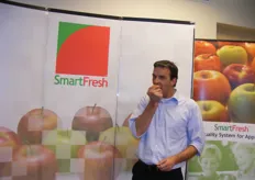 Bij SmartFresh bijt Jan Vernooij in een appel.