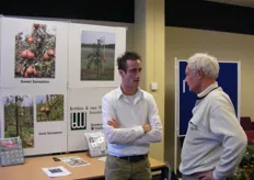 Chris van Duijnhoven van boomkwekerij Botden en van Willigen in gesprek met Bram Wisse.
