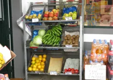 Deze kleine winkel heeft een beperkt assortiment fruit bij de ingang uitgestald.