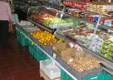 Beperkt fruitaanbod in een kleine supermarkt.