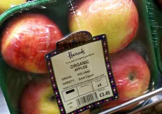 Wat mij opviel waren de enorm hoge prijzen die men vraagt, zoals op deze foto vier biologische appels op een schaaltje voor Â£ 3,49 (ongeveer â‚¬ 4,10).