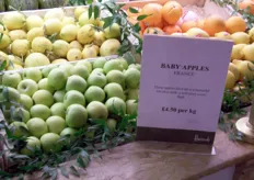 Appelen die te klein zijn om bij ons te verkopen, worden in Engeland als 'baby apples' verkocht voor Â£ 4,50 (ongeveer â‚¬ 5,30) per kilogram.