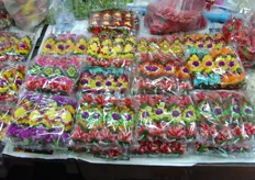Op de bloemenmarkt was het een fleurige boel; Boeddhistische gebruiken houden deze handel actief.