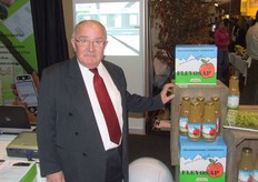 Dhr. Vermeulen schonk graag een glaasje Flevosap voor de bezoekers in.