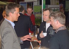 Biologisch gesprek in de stand van Bejo Zaden. Rechts: Perry Kuijlboer