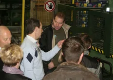De bezoekers werden in groepjes rondgeleid door medewerkers van Karpack.