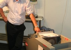 Jos Lammers met de vuilfrees die op het riool loost.