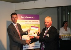 Raymond overhandigt eerste brochure nieuwe beurs FreshRotterdam aan Dick Meulblok.