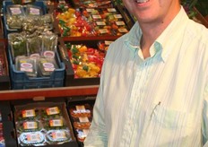 Kees Valstar en de eerste cranberry (uiteraard van Terschelling).