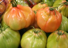 Robbert Poort bekijkt de fruitautomaat.