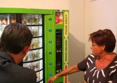Robbert Poort bekijkt de fruitautomaat.