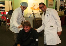 Rob Baan wordt onder handen genomen.