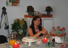 Mijn wederhelft met een glas wijn.